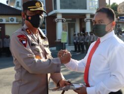 Saat Apel Pagi Kapolres Pamekasan Berikan Penghargaan 5 Anggota Reskrim Berprestasi