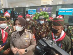 Sambut Hari Kemerdekaan RI, Petugas Pelayanan Samsat Kenakan Baju Pejuang