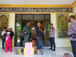 Korp Brimob Bersama Kapolsek Curahdami Memberikan Santunan ke Ponpes Yatim Aszahro Desa Locare