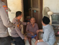 Polisi di Sampang ini Berikan Alat Bantu Dengar untuk Warganya