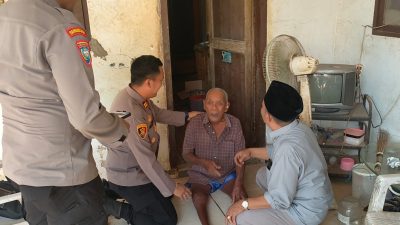Polisi di Sampang ini Berikan Alat Bantu Dengar untuk Warganya