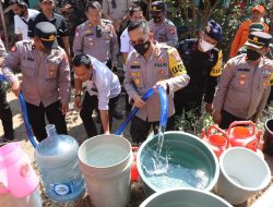 Kapolres Bondowoso Melakukan Kegiatan Pendistribusian Air Bersih di 6 Titik