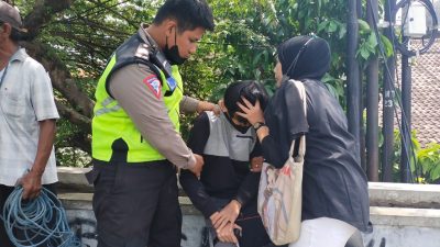 Anggota Polres Kediri Kota Bersama Abang Becak Berhasil Gagalkan Aksi Bunuh Diri