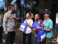 Pembagian Paket Sembako Merupakan Salah Satu Upaya Polres Bondowoso Dalam Rangka Membantu Meringankan Beban Masyarakat
