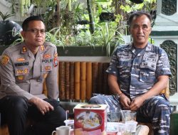 Kapolres Bondowoso Melakukan Takziah Kepada Keluarga Korban Pesawat yang Jatuh di Selat Madura