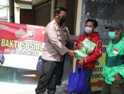 Polisi di Mojokerto Berbagi Sembako untuk Tukang Ojek Pasca Penyesuaian Harga BBM