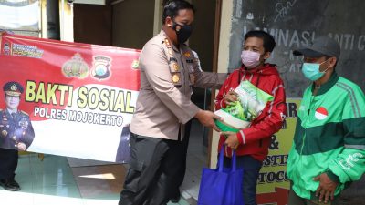Polisi di Mojokerto Berbagi Sembako untuk Tukang Ojek Pasca Penyesuaian Harga BBM