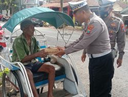 Samsat Bondowoso Bagikan Puluhan Nasi Kotak