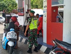 Babinsa Kodim 0822 Bondowoso Pantau Keamanan Wilayah SPBU