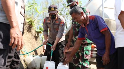 Polres Ponorogo Berikan Bantuan Air Bersih Untuk Masyarakat Terdampak Kekeringan