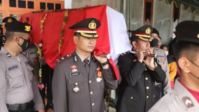 Kapolres Trenggalek dan Tulungagung Pimpin Upacara Pemakaman Anggota yang Gugur Saat Pengamanan di Stadion Kanjuruhan