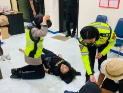 Polwan Polres Malang, Selamatkan Supporter Wanita Dan Anak-Anak