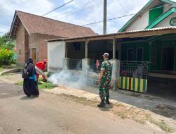 Waspada Demam Berdarah, Babinsa Koramil Tamanan Dampingi Petugas Puskesmas Laksanakan Fogging