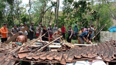 Gotong Royong, Polres Bojonegoro Evakuasi dan Beri Bantuan Korban Bencana Angin Kencang
