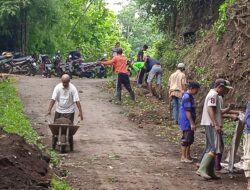 Babinsa Tamankrocok dan Masyarakat Laksanakan Kerja Bakti Pelebaran Jalan