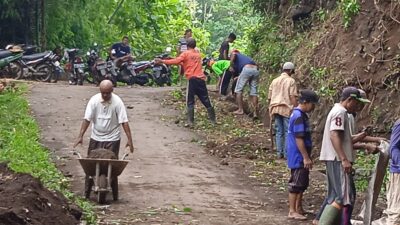 Babinsa Tamankrocok dan Masyarakat Laksanakan Kerja Bakti Pelebaran Jalan