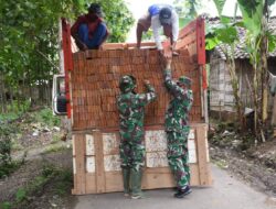 Angkat Material Batu Bata Juga Dilakoni Babinsa Botolinggo