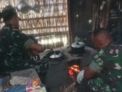 Jalin Keakraban, Babinsa Koramil Tapen Masak dan Makan Bersama dengan Warga