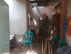 Selalu Ada Bersama Rakyat, Babinsa Serda Alamudin Bantu Renovasi Rumah Warga