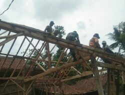 Nekat Naik, Serda Suwandi Bantu Pemasangan Atap Rumah Warga Binaan