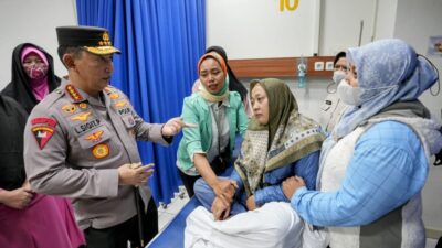 Jenguk Korban Bom Bunuh Diri Polsek Astana Anyar, Kapolri Tetap Semangat Lindungi Masyarakat