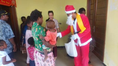 Ikut Meramaikan Perayaan Natal di Kenyam, Satgas Yonif R 514 Kostrad Berbagi