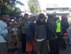 Ajak Masyarakat Patuhi Prokes, Polres Bondowoso Berbagi Masker Gratis