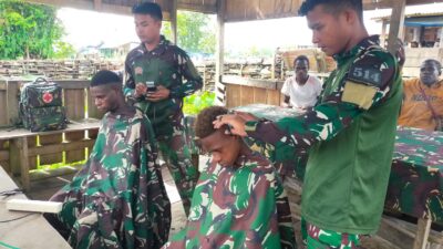 Satgas Yonif Raider 514/SY/9/2 Kostrad Helar Layanan Cukur Rambut Gratis Bagi Masyarakat Papua