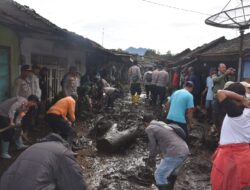 Kapolres Bondowoso Dampingi Gubernur Jatim Tinjau Banjir Diwilayah Ijen