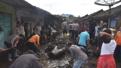 Kapolres Bondowoso Dampingi Gubernur Jatim Tinjau Banjir Diwilayah Ijen