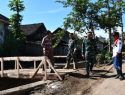 Kodim 0822 Bondowoso Turun Tangan Membangun dan Memperbaiki Jembatan Yang Diterjang Banjir Bandang