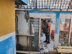 Kepedulian Babinsa Serda Kunaidi Bantu Bangun Rumah Warga