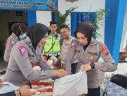 Sat Lantas Polres Bondowoso Bagi Takjil Untuk Buka Puasa Bagi Pengguna Jalan Yang Melintas