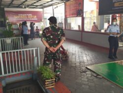 Babinsa Koramil 0822/01 Dampingi Dinas Kesehatan Bondowoso Lakukan Fogging di Lapas Kelas IIA