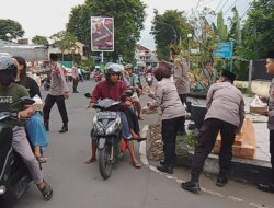 Kapolres Bondowoso Bagi-bagi Takjil Menjelang Berbuka Puasa