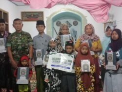 Raih Berkah Ramadhan, Koramil 0822/02 Curahdami Bondowoso Bagi Bagi Alquran