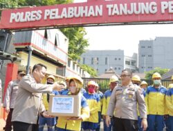 Polres Tanjung Perak Salurkan Bantuan Sembako Untuk Petugas Kebersihan