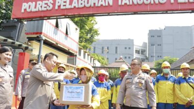 Polres Tanjung Perak Salurkan Bantuan Sembako Untuk Petugas Kebersihan