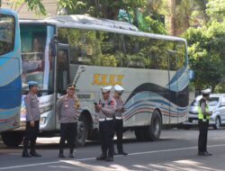 Kapolres Bondowoso Memberangkatkan 5 Bus Dalam Giat Arus Balik Lebaran 1444 H