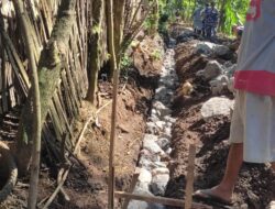 Semangat Warga dan Satgas TMMD Ke-116 Bondowoso Pasang Paving Block