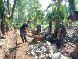 TNI AL Lanal Banyuwangi Bantu Pemasangan Paving Di TMMD 116 Bondowoso