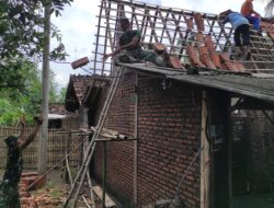 Bedah Rumah, Satgas TMMD 116 Bondowoso dan Warga Kompak Pasang Genting