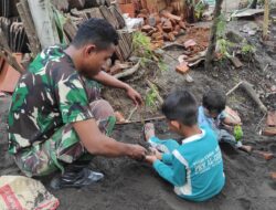 Keceriaan Anak-anak Bersama Anggota Satgas TMMD 116 Kodim 0822 Bondowoso