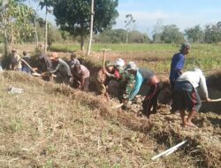 Babinsa Posramil Botolinggo Bersama Warga Gotongroyong Pelebaran Jalan