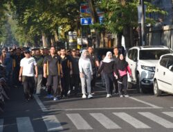 Polres Bondowoso Menggelar Kegiatan Jalan Santai Di HUT Bhayangkara Ke-77 2023