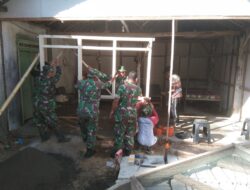 Wujudkan Mimpi Bu Lis, Babinsa Posramil Binakal Bondowoso Gotong Royong Bantu Bedah Rumah