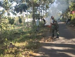 Kekompakan Babinsa Gubrih Bondowoso Dalam Jumat Bersih Bersama Warga