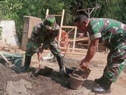 Selalu Ada Untuk Rakyat, Anggota Koramil 0822/02 Curahdami Gotong Royong Membantu Pembangunan Rumah Warga
