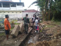 Takut Air Meluap, Babinsa Sertu L. Sugianto Dan Warga Perbaiki Pagar Makam