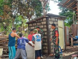 Babinsa Koramil 04/Tenggarang Bondowoso Bantu Pembuatan MCK Milik Warga Binaannya